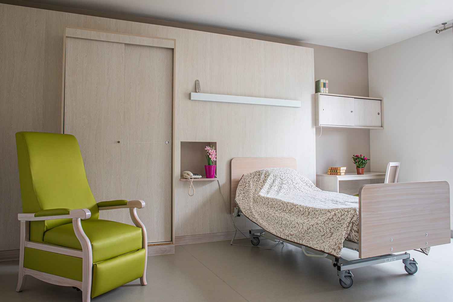 Logement individuel meublé avec lit médicalisé et fauteuil