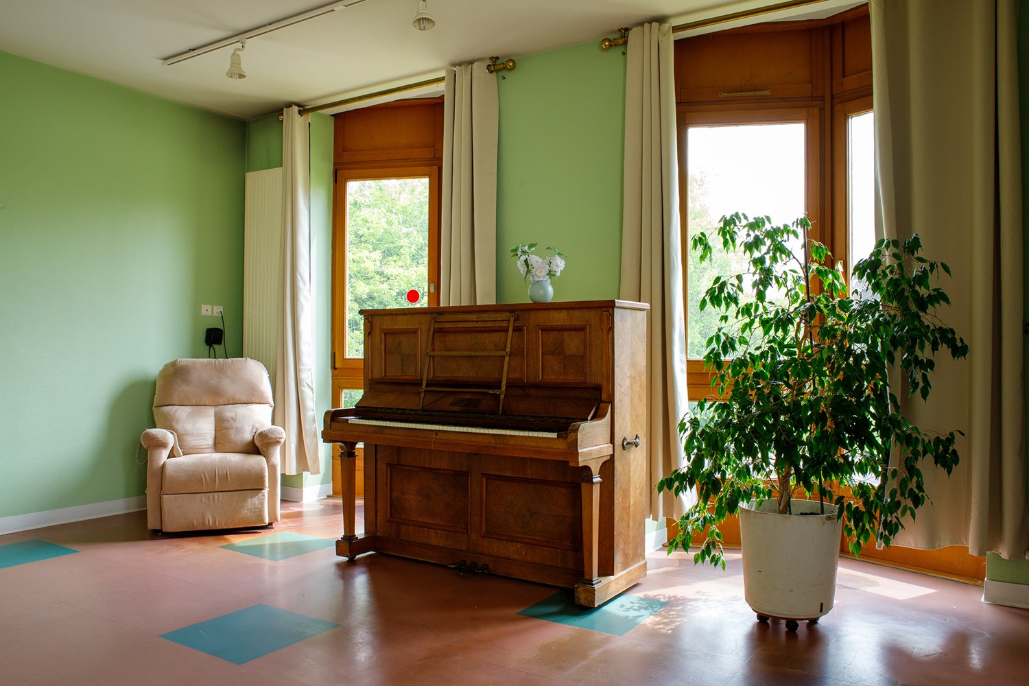Salon chaleureux avec piano, unité Cèdres