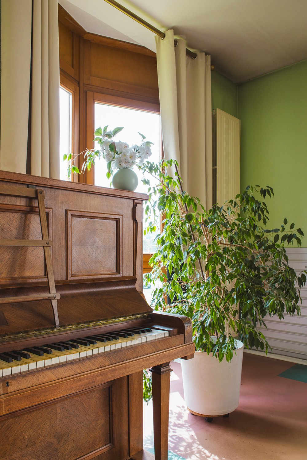 Salon de lecture avec piano, unité Cèdres