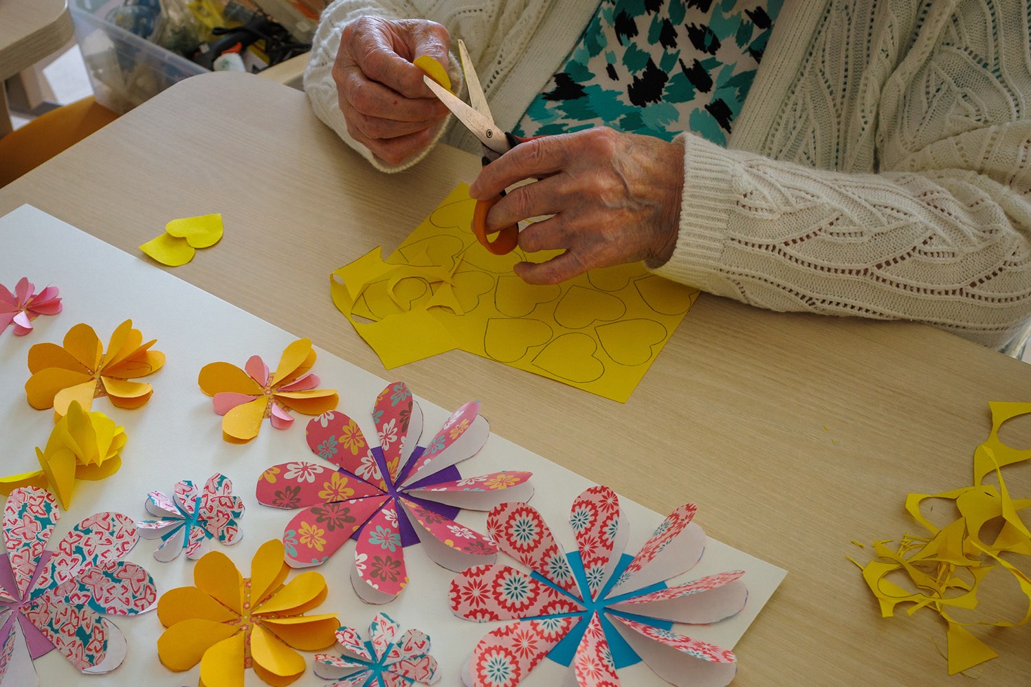 Atelier créatif : découpage de fleurs en papier