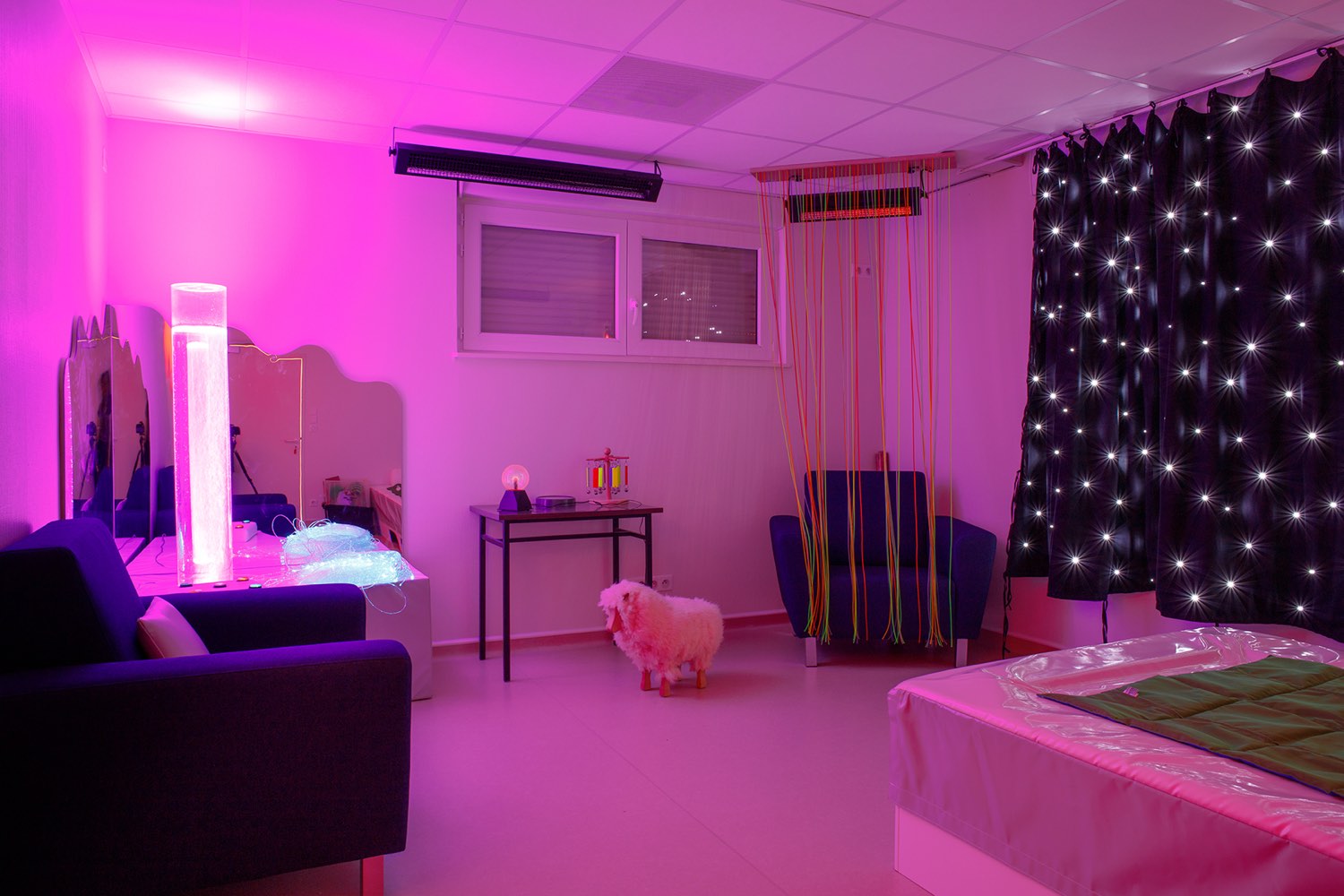 Salle Snoezelen multisensorielle en lumière douce